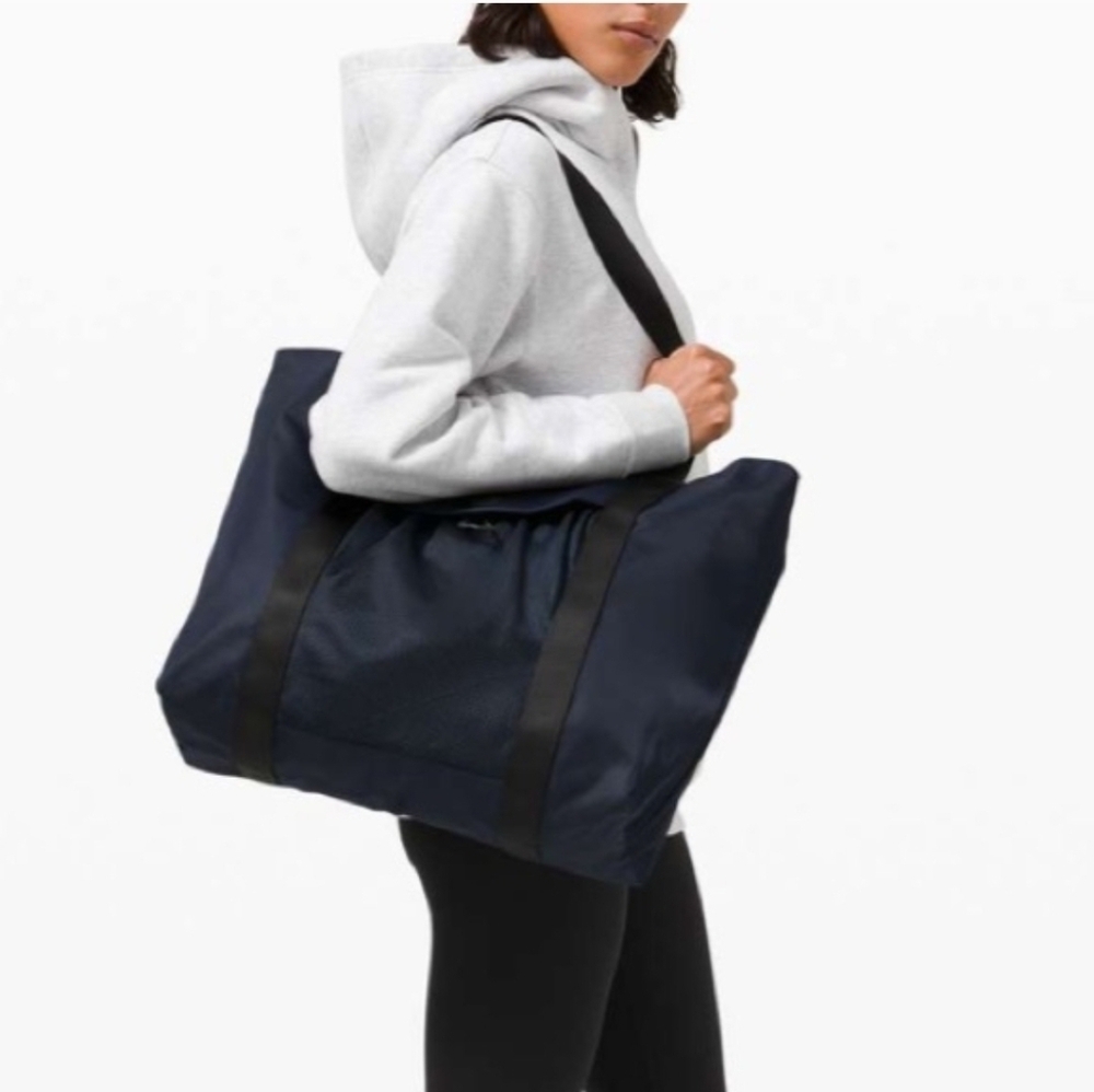 Lululemon’s Take It On Tote Bag 24L in Navy Blue
